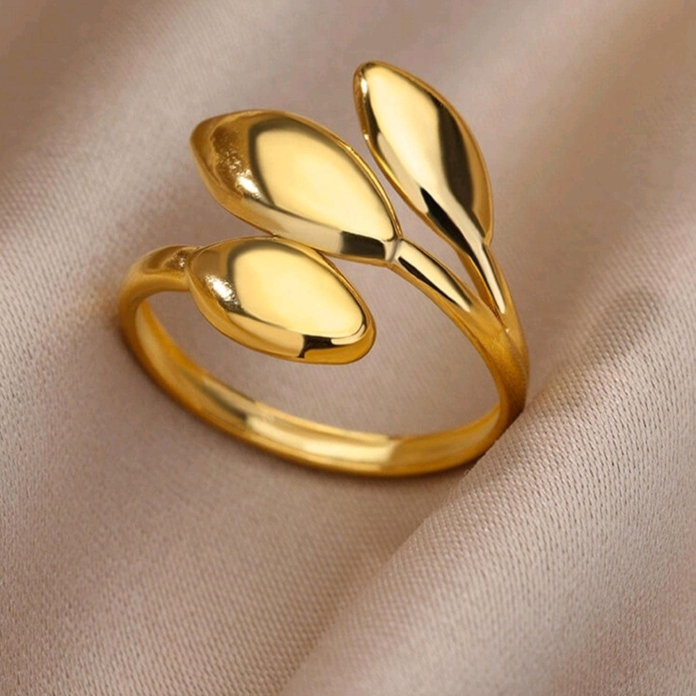 Elegant Gold Leaf Ring
